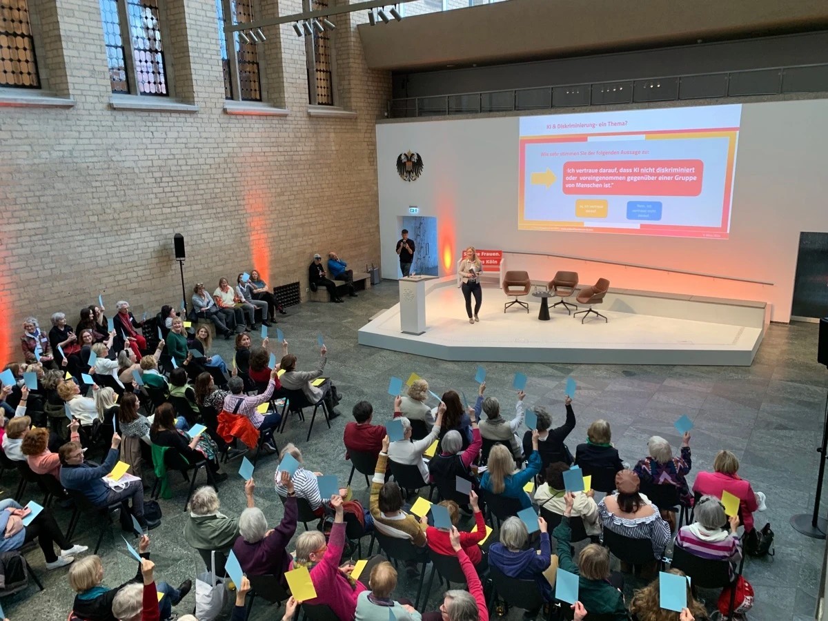 Beteiligungsformat im Saal mit Abstimmungskarten